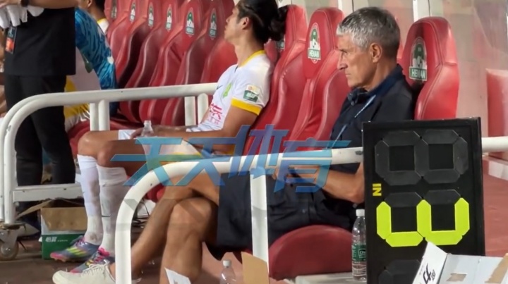 星空体育-0-6泰山+0-2河南！国安主帅塞蒂恩赛后“石化” 久坐在替补席不动