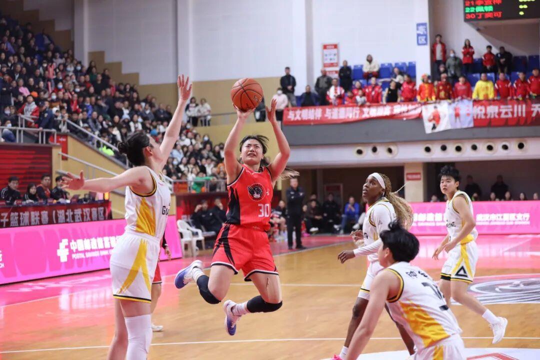星空体育-WCBA联赛首胜卫冕冠军,武汉盛帆黄鹤女篮稳居积分榜第八位