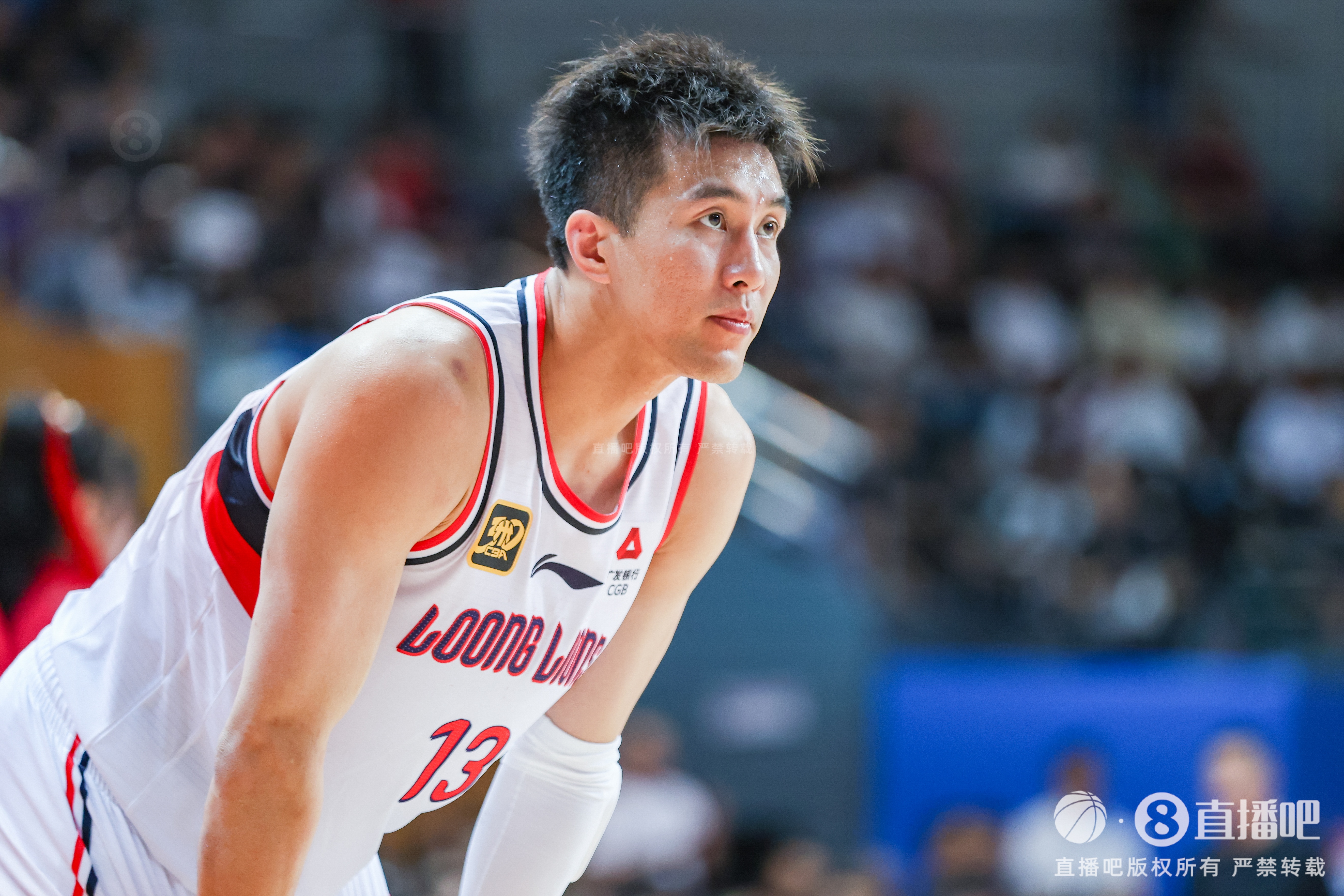 星空体育官网-媒体人：突破中膝盖一软多为交叉韧带撕裂 盼郭艾伦只是虚惊一场